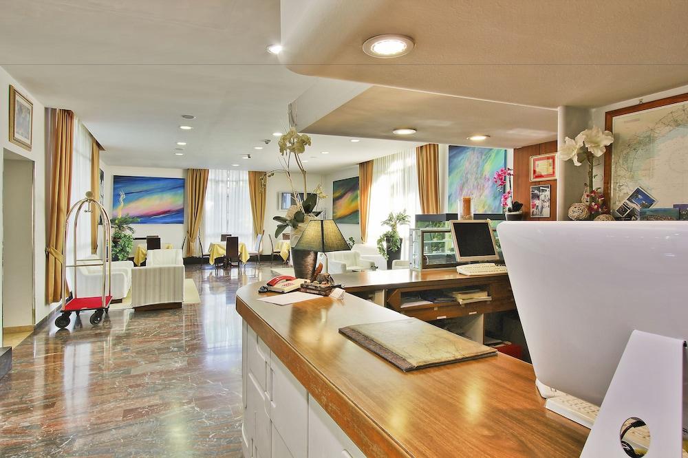 Hotel Meridianus Линьяно-Саббьядоро Экстерьер фото